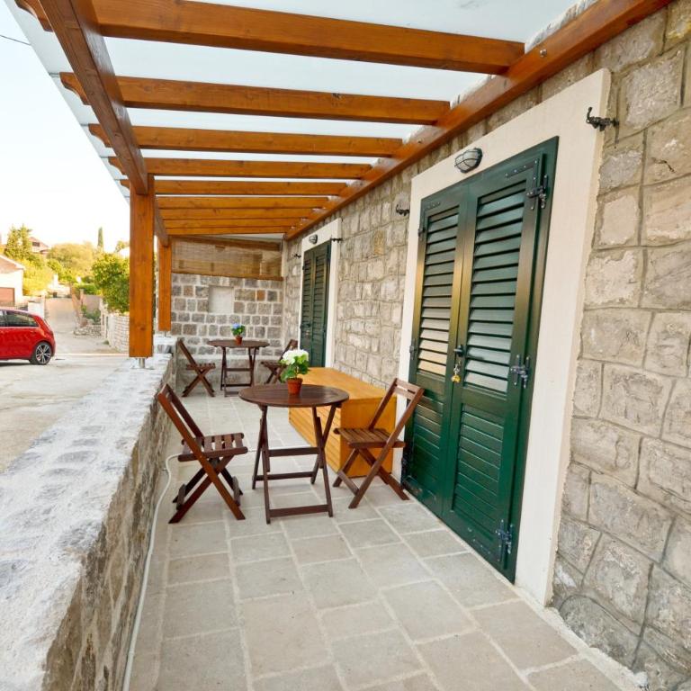 Leut Stone Residence - Studio with Balcony - 8