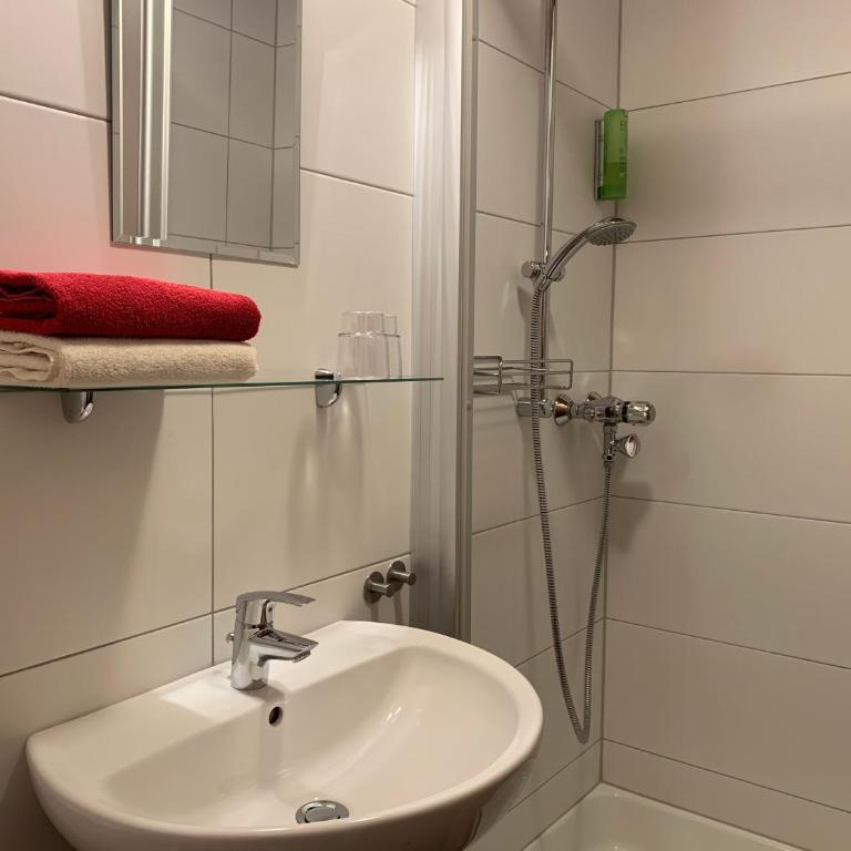 Pension Jagerhof - Sommercard Inkl - 5 Min zum Hochzeiger - Dreibettzimmer mit Balkon - 11