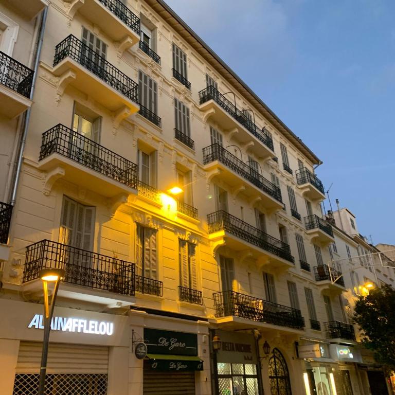 Superbe 3 pièces refait à neuf classé 4 étoiles avec ascenseur et balcon à pied de la plage et du palais des festivals - Apartamento de 2 dormitorios - 11