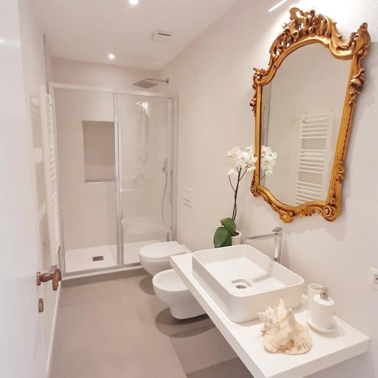 Elicriso Suites - King Suite with Balcony - 12