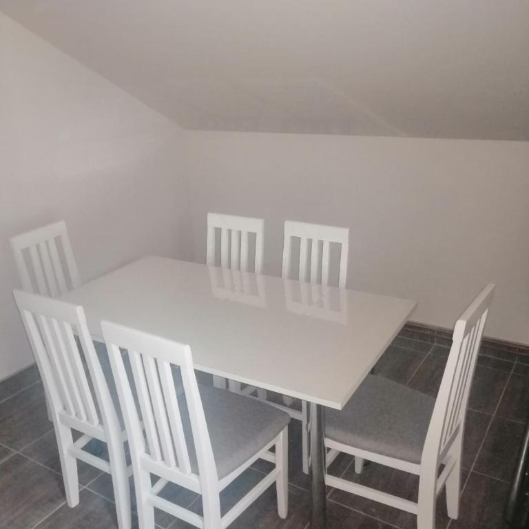Apartman Daša - Three-Bedroom Apartment - 12