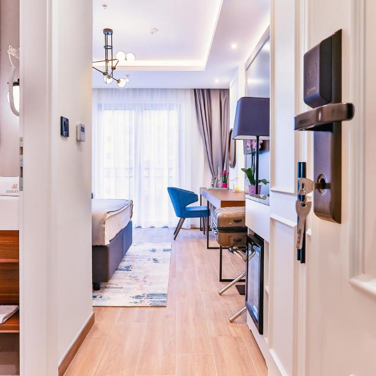 Boutique Hotel Momentum by Aycon - Dvokrevetna Soba sa Bračnim Krevetom i Pogledom na Bazen - 3