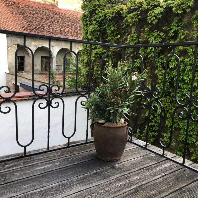 ALTSTADT-APARTMENTS Bad Radkersburg - Ihr Zuhause auf Reisen - Gediegene 88 m² Ferienwohnung „Weißburgunder“ - 1. OG Terrasse Innenhof - 10
