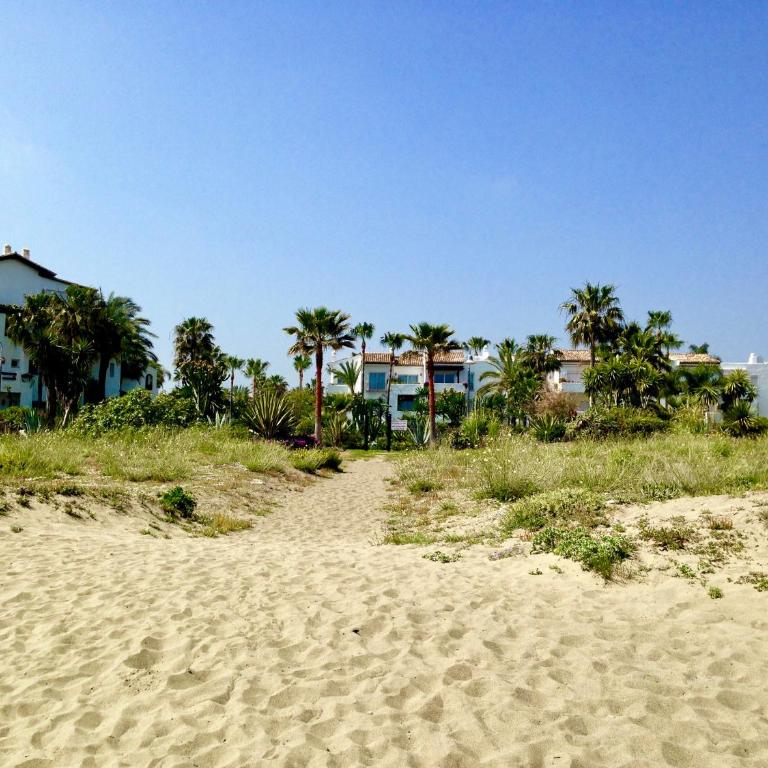 Beachfront Apartment - Pool - 2min to Beach - Free Parking & Fast WiFi - Apartamento de 1 dormitorio - 25