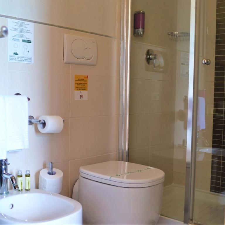 Hotel Fiera Di Brescia - Camera Matrimoniale con Vasca Idromassaggio - 8
