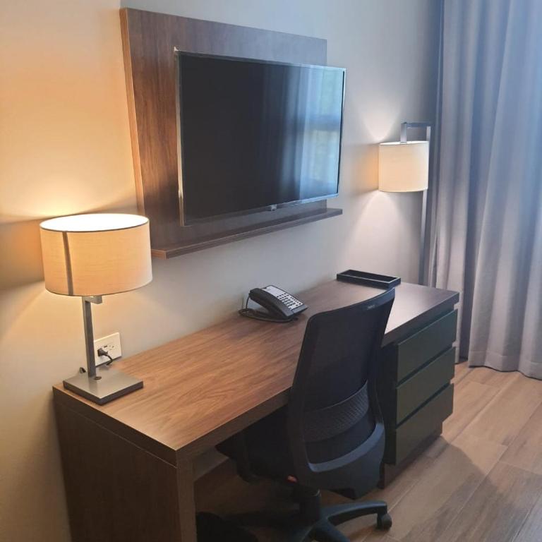 Staybridge Suites - Guadalajara Novena by IHG - Habitación con cama extragrande y bañera adaptada para personas de movilidad reducida - No fumadores - 1
