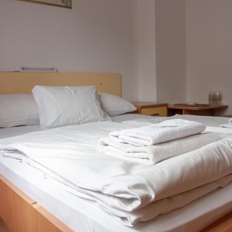 Apartmani Zvirac - Dvokrevetna Soba sa Bračnim Krevetom/Zasebnim Krevetima i Zajedničkim Kupatilom - 1