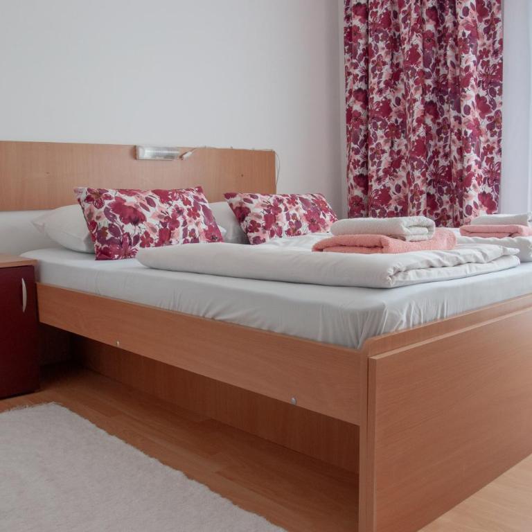 Apartmani Zvirac - Dvokrevetna Soba sa Bračnim Krevetom i Sopstvenim Kupatilom - 2