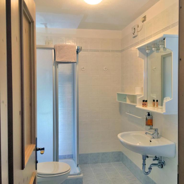 Rifugio Monti Pallidi - Camera Familiare con Bagno Privato - 1