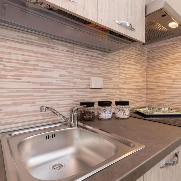 Cialdini Apartment Close to the City Center by Wonderful Italy - Apartment - 4