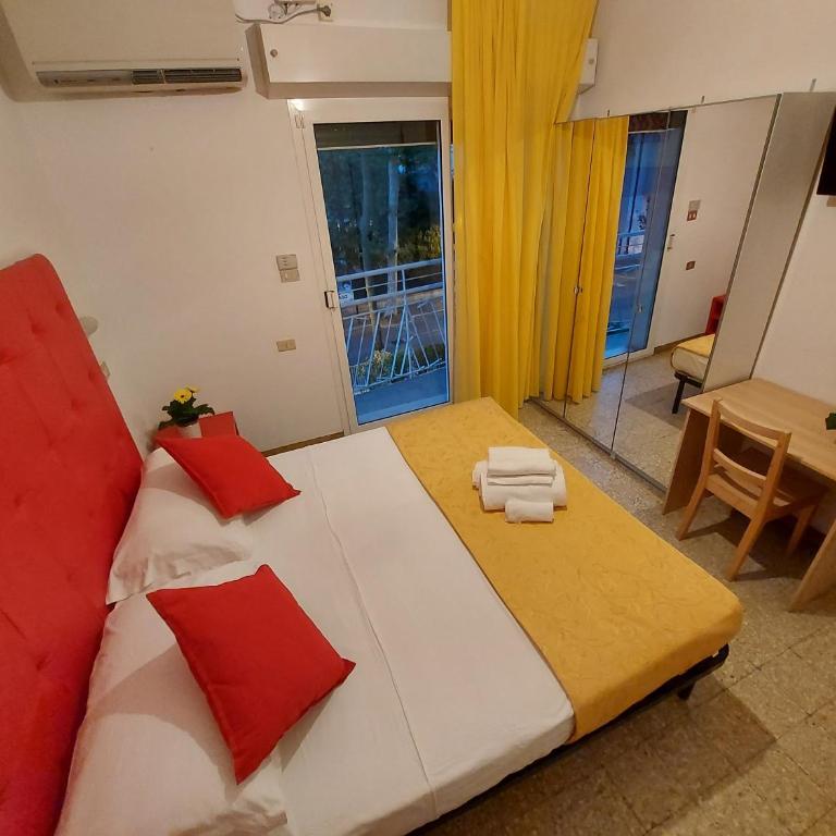 Hotel Senza Pensieri Riccione - Family Room with Balcony - 9