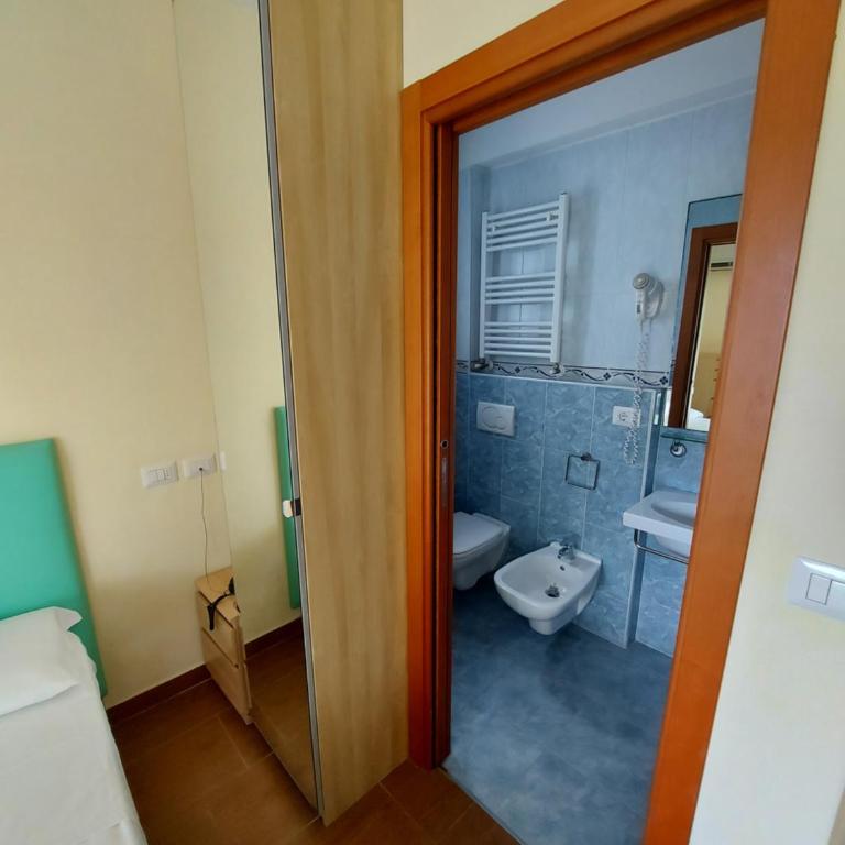 Hotel Senza Pensieri Riccione - Triple Room - 10