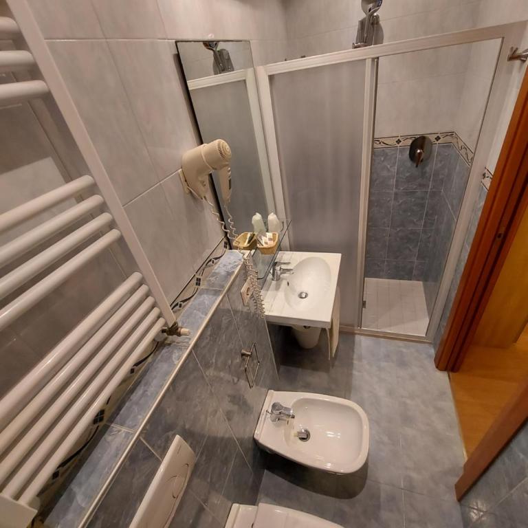 Hotel Senza Pensieri Riccione - Triple Room - 11
