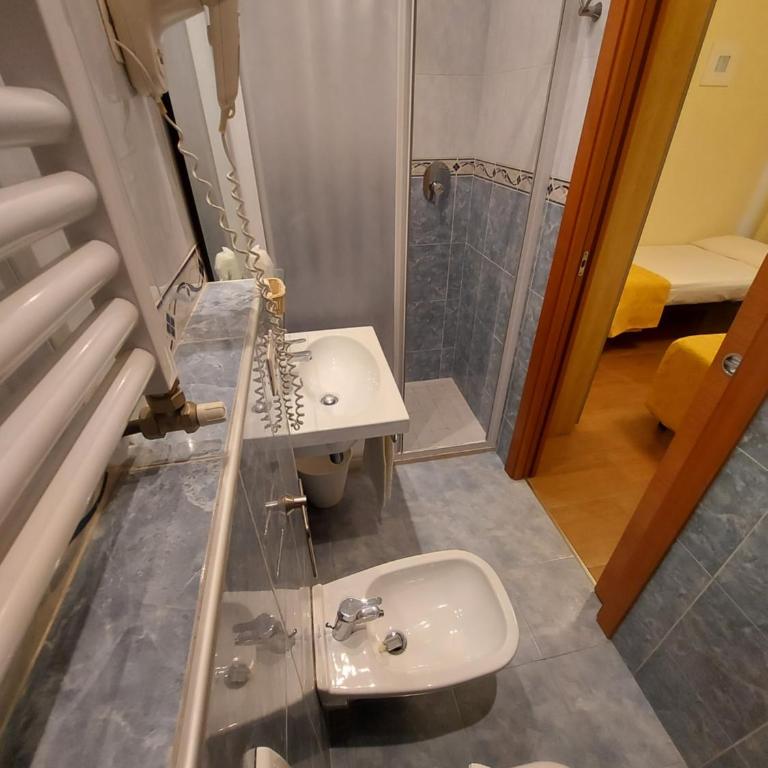 Hotel Senza Pensieri Riccione - Triple Room - 9