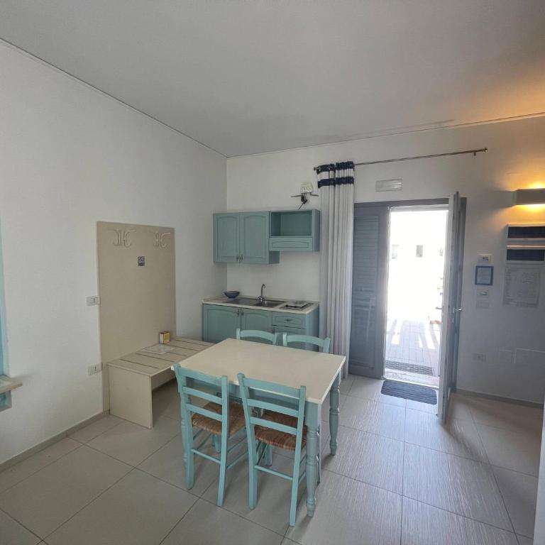 Baia Sangiorgio Hotel & Beach Club - Camera Familiare con Vista Giardino - 11