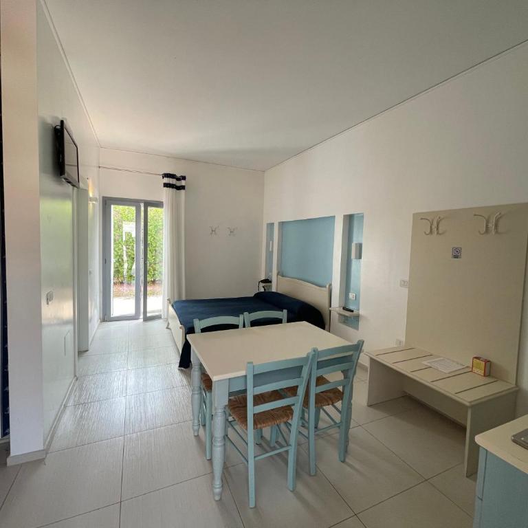Baia Sangiorgio Hotel & Beach Club - Camera Familiare con Vista Giardino - 2