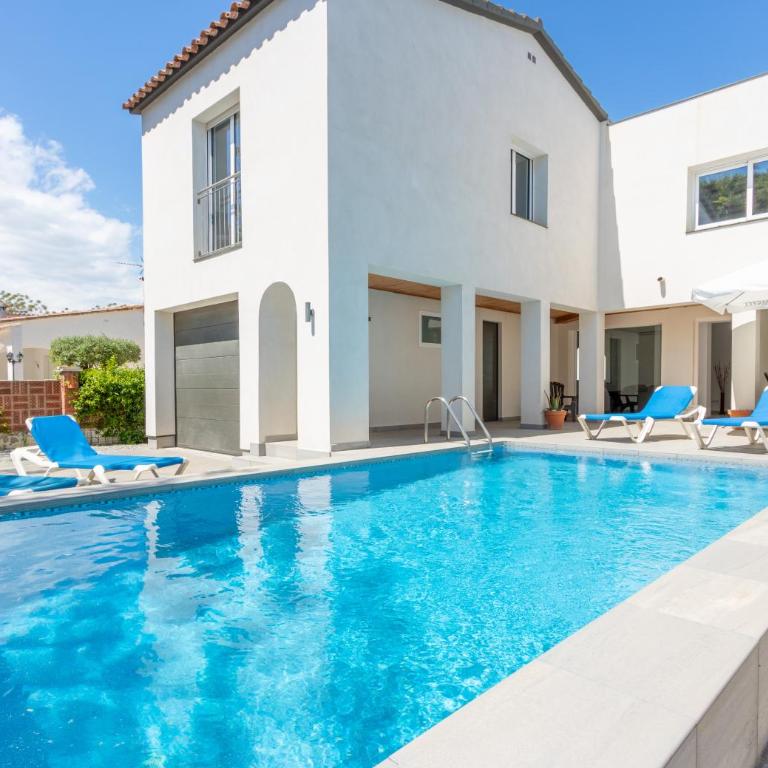 Goldhome - New house with private heated pool, parking, wifi, games room - Villa - 2