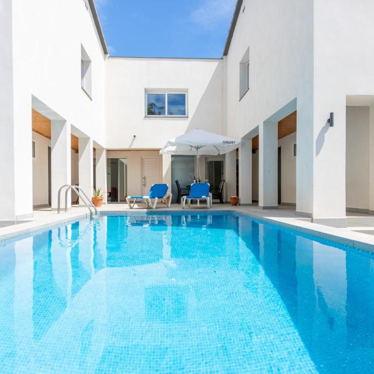 Goldhome - New house with private heated pool, parking, wifi, games room - Villa - 1