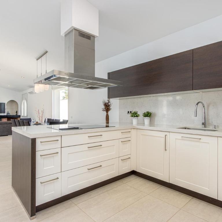 Goldhome - New house with private heated pool, parking, wifi, games room - Villa - 6