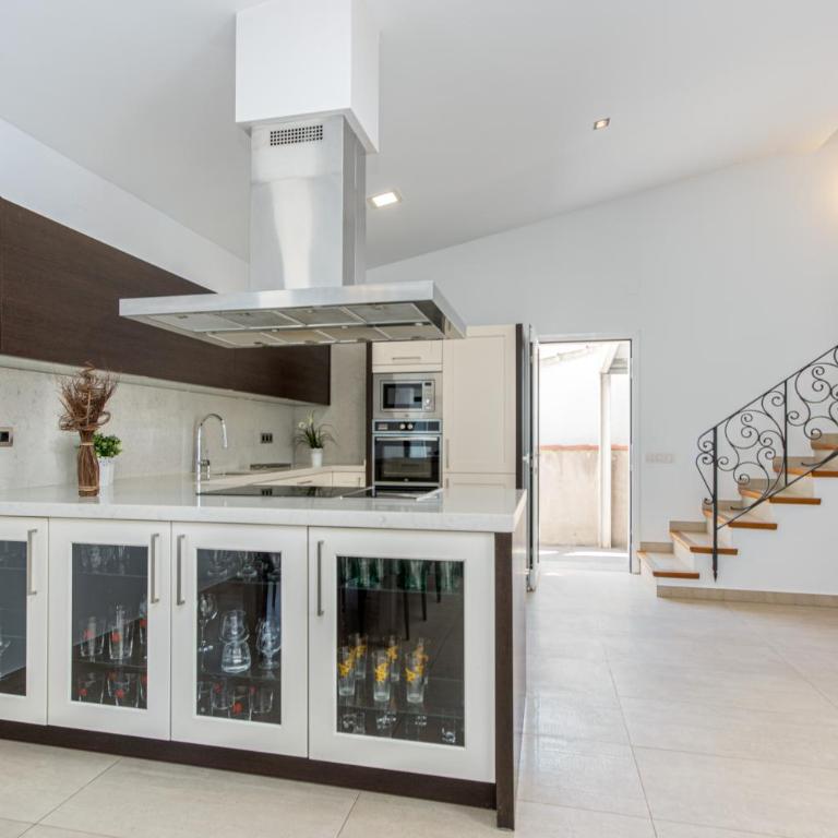 Goldhome - New house with private heated pool, parking, wifi, games room - Villa - 7