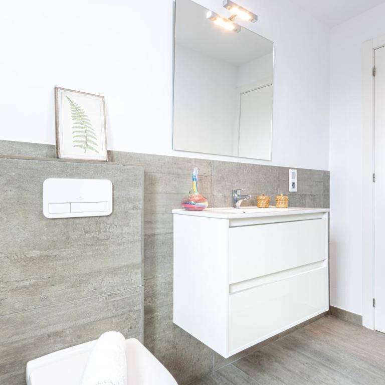 Goldhome - New house with private heated pool, parking, wifi, games room - Villa - 13