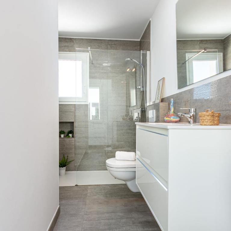 Goldhome - New house with private heated pool, parking, wifi, games room - Villa - 24