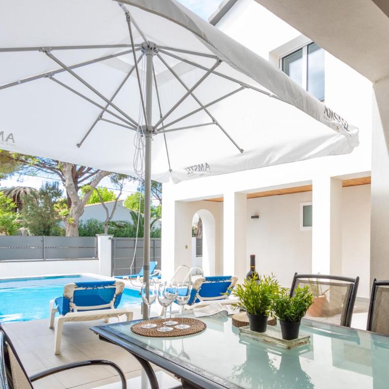 Goldhome - New house with private heated pool, parking, wifi, games room - Villa - 28