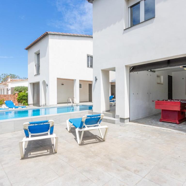 Goldhome - New house with private heated pool, parking, wifi, games room - Villa - 30