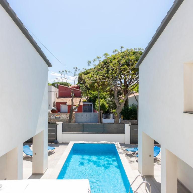 Goldhome - New house with private heated pool, parking, wifi, games room - Villa - 32