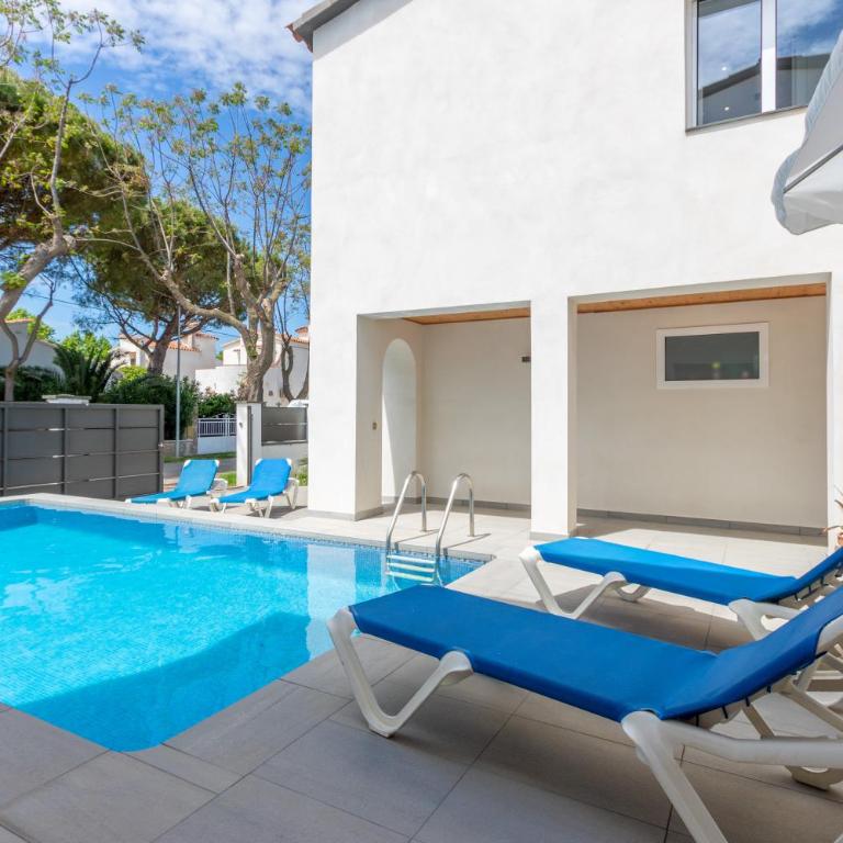Goldhome - New house with private heated pool, parking, wifi, games room - Villa - 41