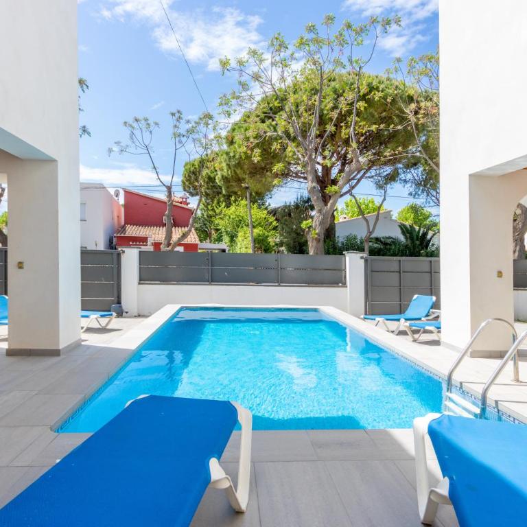 Goldhome - New house with private heated pool, parking, wifi, games room - Villa - 44