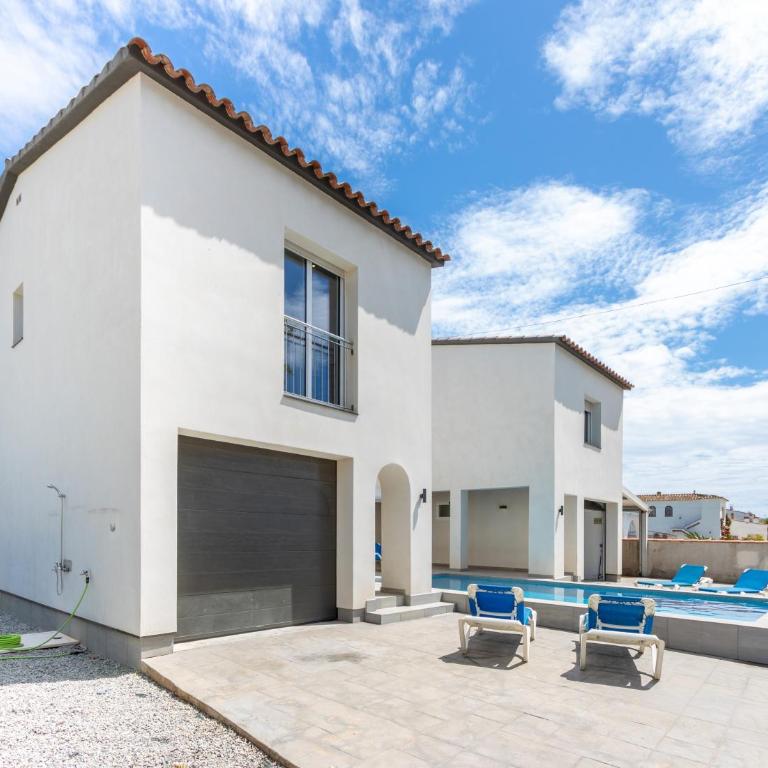 Goldhome - New house with private heated pool, parking, wifi, games room - Villa - 46