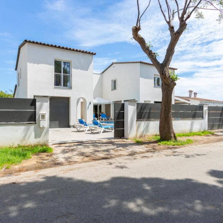 Goldhome - New house with private heated pool, parking, wifi, games room - Villa - 47