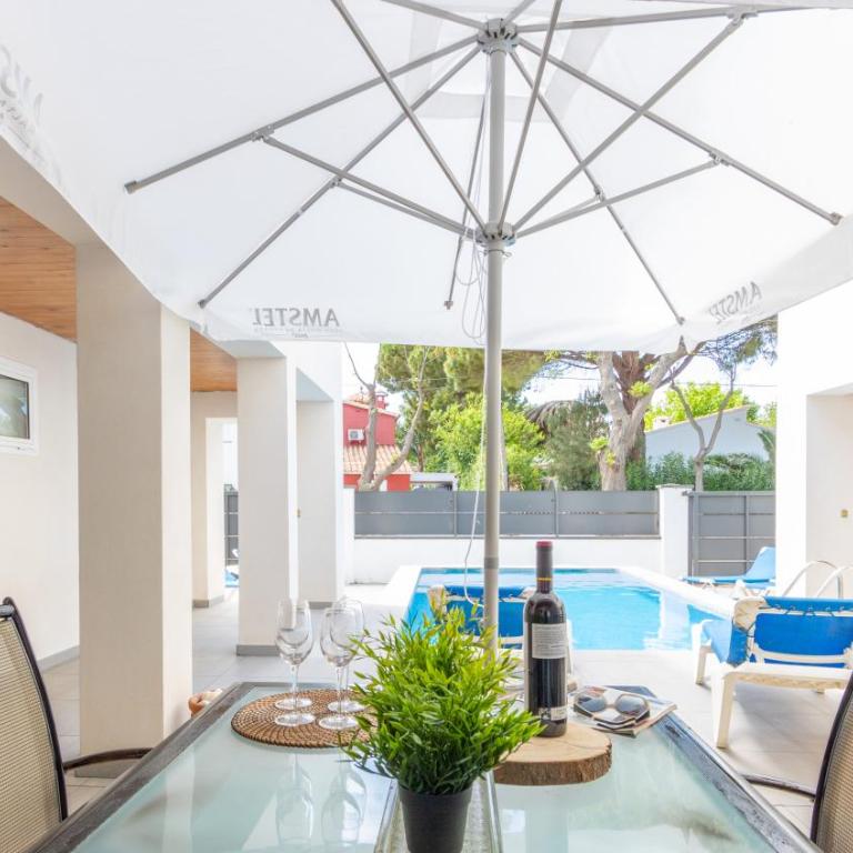 Goldhome - New house with private heated pool, parking, wifi, games room - Villa - 48