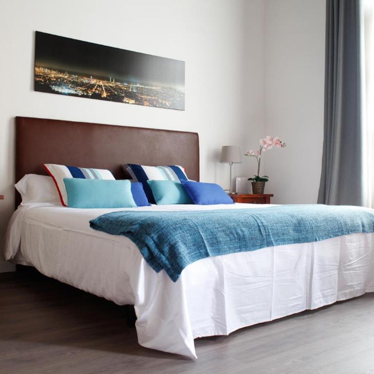 Colom Apartments - One-Bedroom Apartment - 26