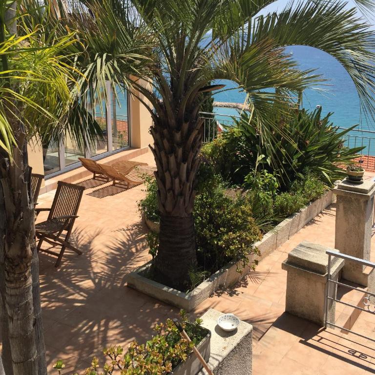Villa l'ensoleillée vue panoramique mer, 250 m de la plage et du centre ville - Studio - Vue sur Mer - 1