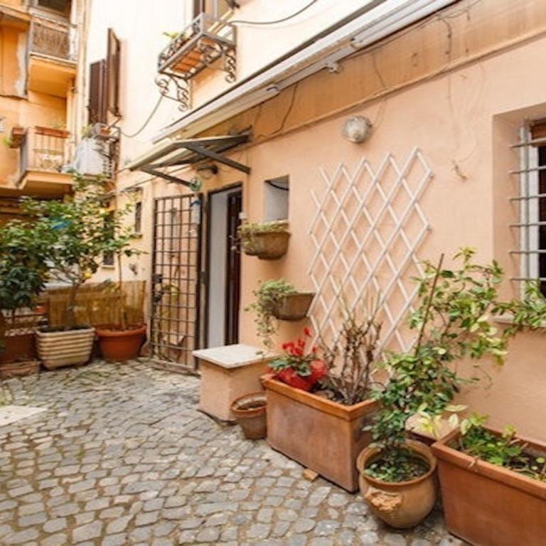 Independent with garden heart of trastevere John Cabot - Appartamento con 1 Camera da Letto - 2