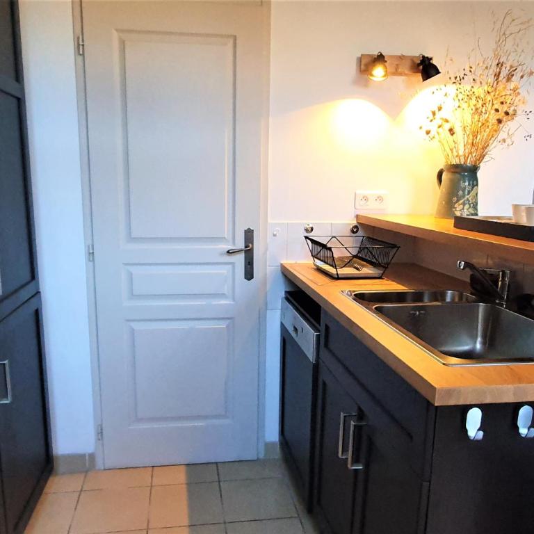 Maison de village façon Loft, avec cour et airco, dans le centre historique - Three-Bedroom Townhouse - 7