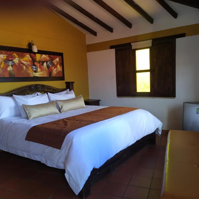 Hotel Las Rocas Resort Villanueva - Suite with Hot Tub - 13