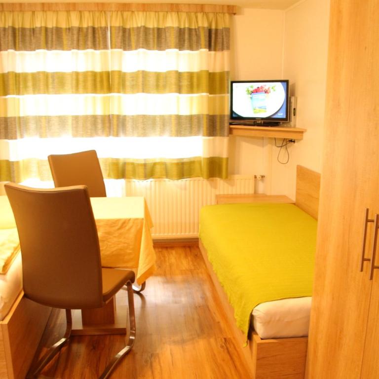Haus Waldheim - Doppelzimmer mit Gemeinschafts-WC - 2