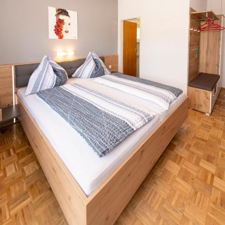 Gästehaus Genf - Doppelzimmer mit Balkon - 2