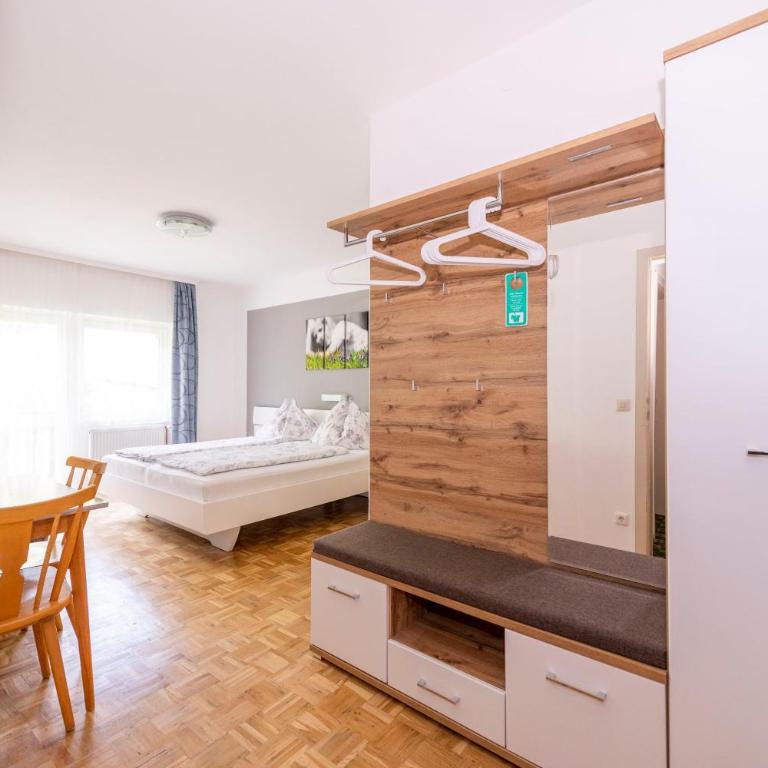 Gästehaus Genf - Doppelzimmer mit Balkon und Gartenblick - 2