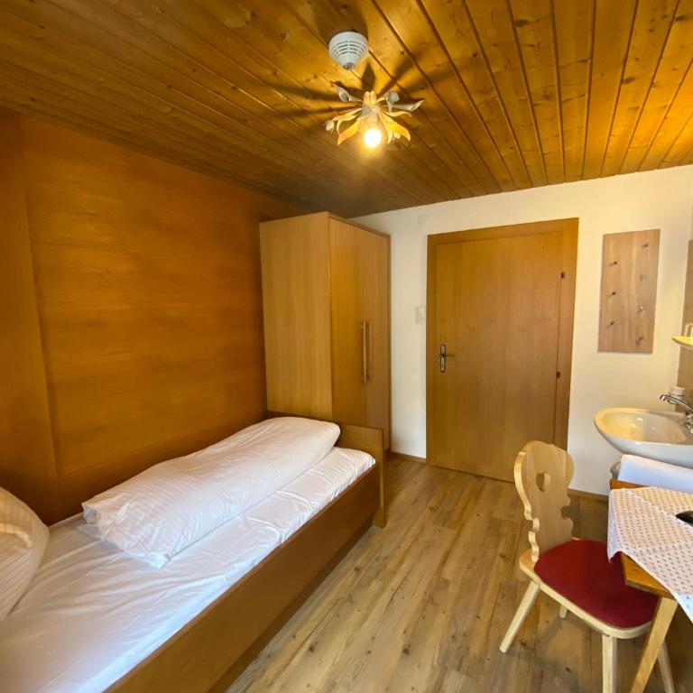 Landhaus Staudacher - Einzelzimmer mit eigenem externen Bad - 1