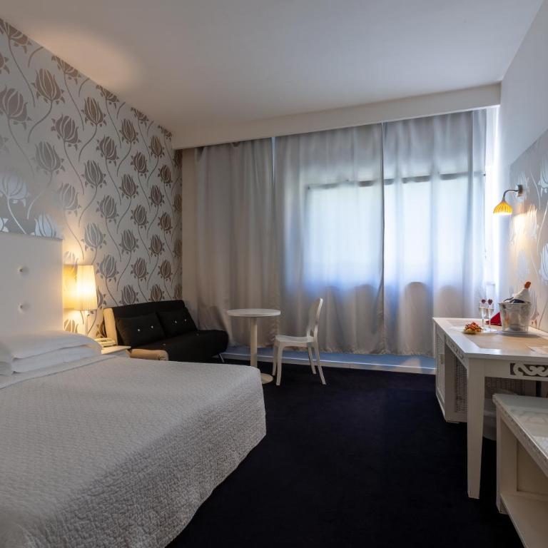 Hotel Mediterraneo - Double Room with Street View - 5