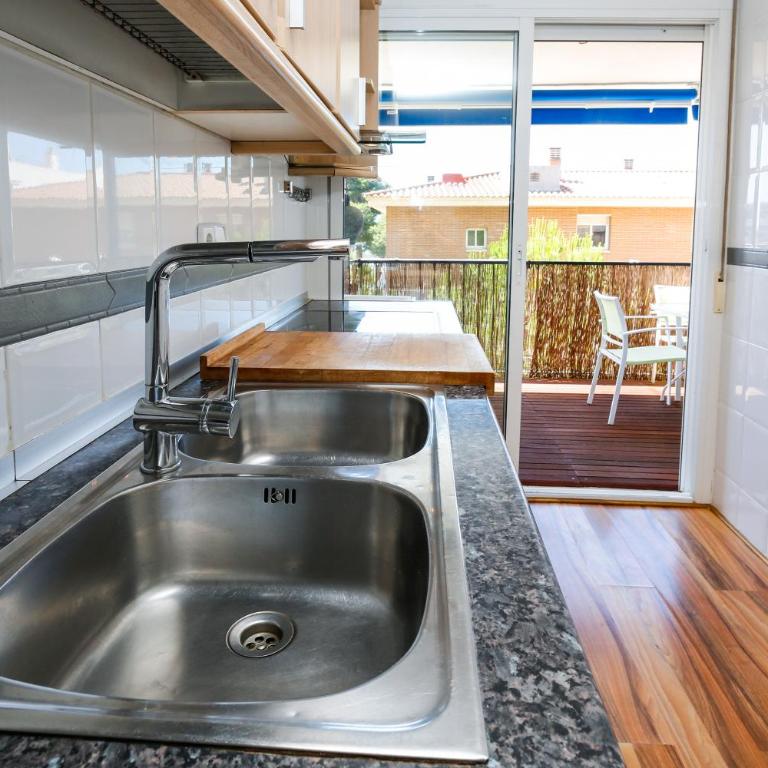Terraza familiar a 200 m de la playa Cala Crancs - Two-Bedroom Apartment - 13