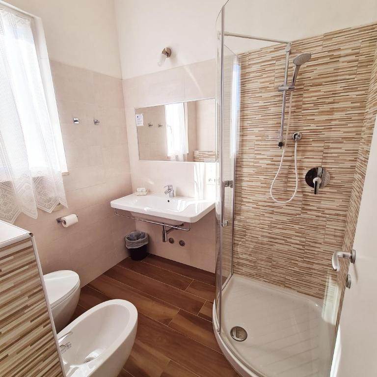 Hotel Camelia - Quadruple Room with Balcony - 1