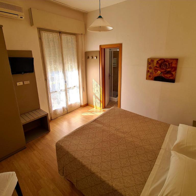 Hotel Camelia - Double Room with Balcony - 1