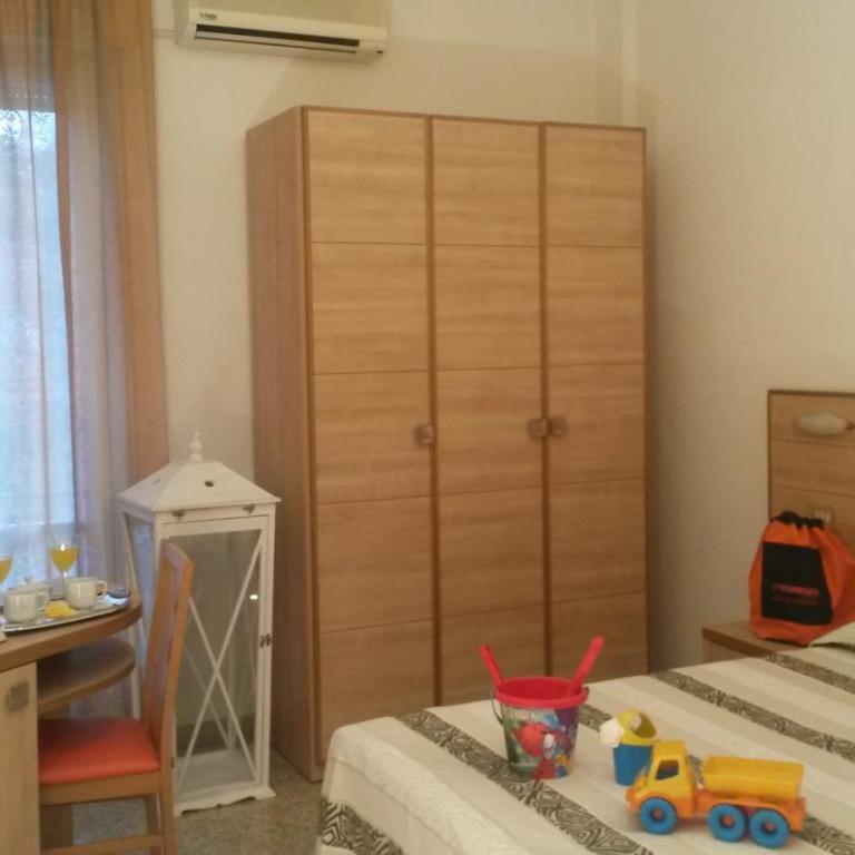 Hotel Camelia - Quadruple Room with Balcony - 5