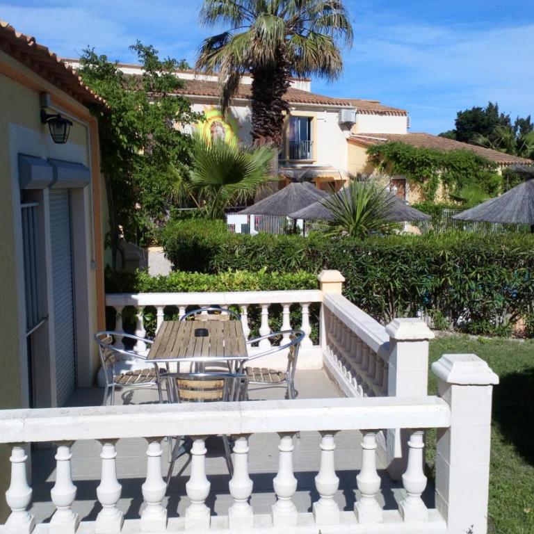 Brit Hotel Confort Hélios Agde - Chambre Familiale (2 Adultes + 2 Enfants) avec Terrasse - Piscine Chauffée et Parking Gratuit - 1