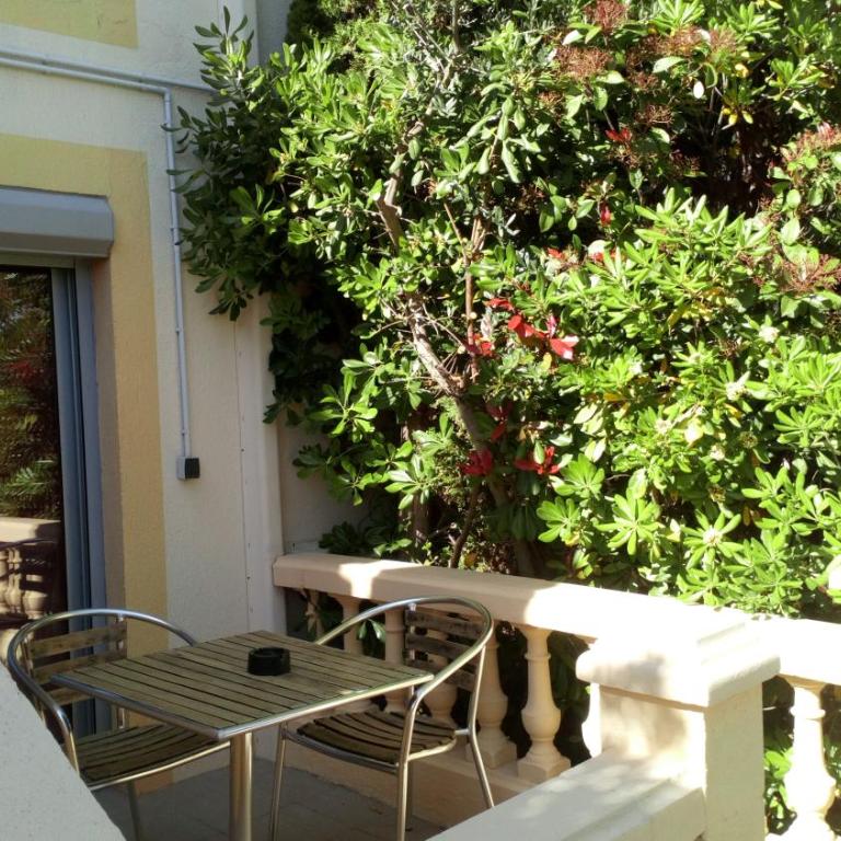 Brit Hotel Confort Hélios Agde - Chambre Double Exclusive avec Terrasse - Piscine Chauffée et Parking Gratuit - 3